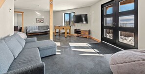 Una televisión, una chimenea, un reproductor de DVD, un futbolín