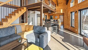 Un intérieur moderne comprenant un escalier, une cuisine et un coin salon.
