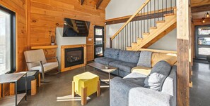 Una televisión, una chimenea, un reproductor de DVD, un futbolín