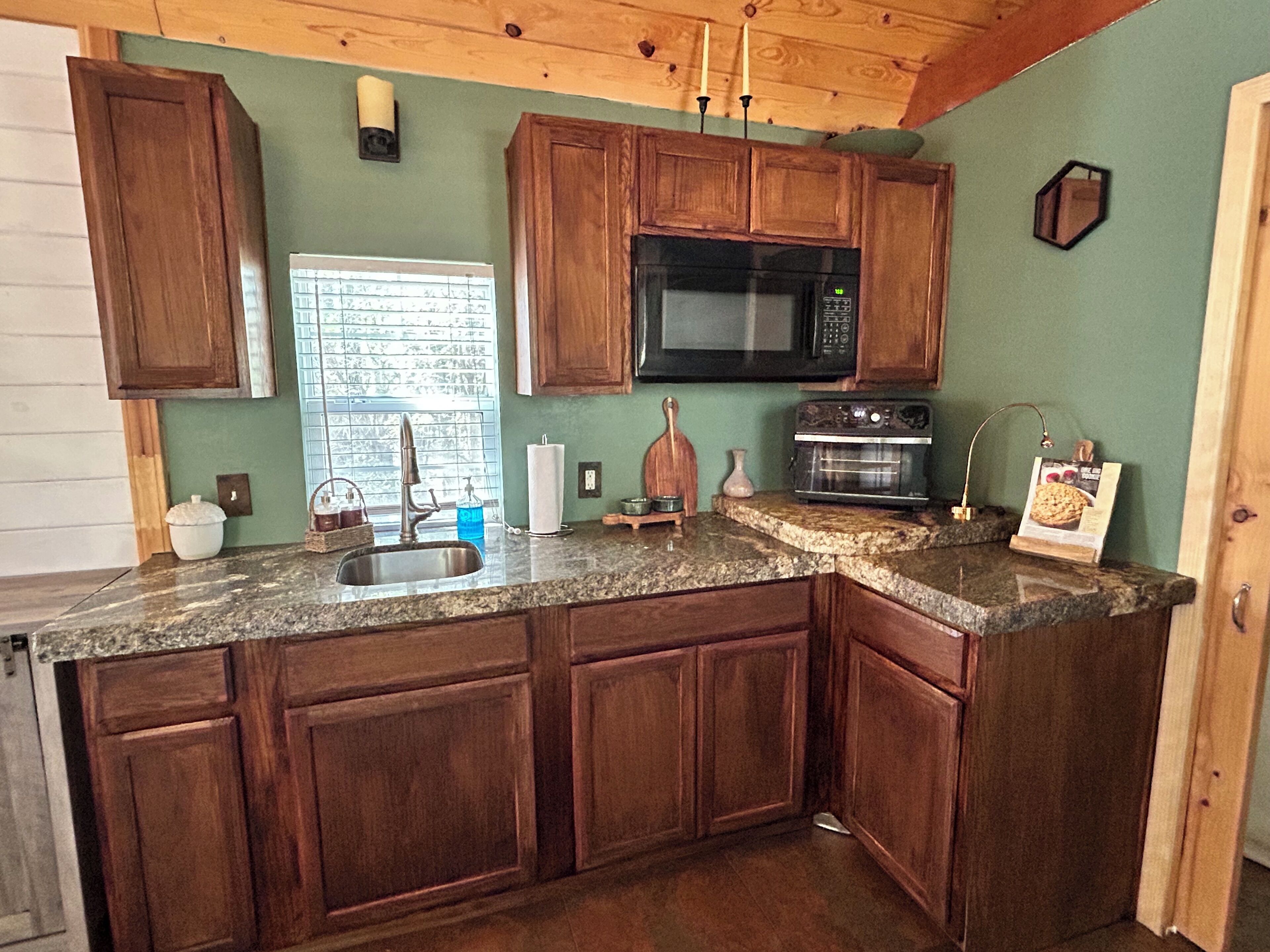 Mikrowelle, Ofen, Herdplatte, Wasserkocher mit Kaffee-/Teezubehör