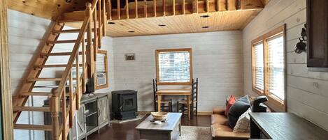 Smart TV, livros, aparelho de som