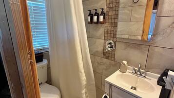 Towels, soap, shampoo, toilet paper