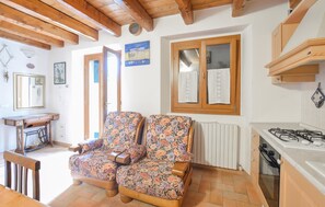 Fridge, stovetop, cookware/dishes/utensils - Lovely apartment in Loiano with WiFi (Loiano)
