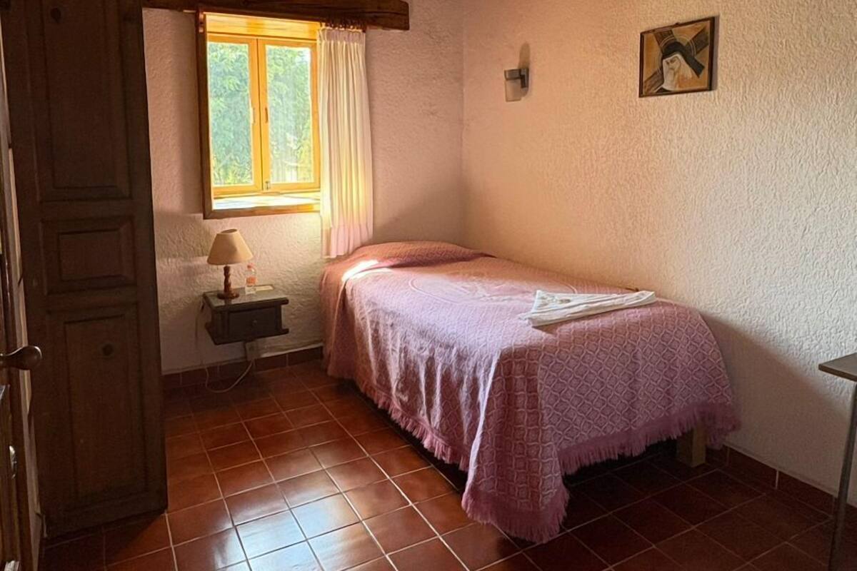 Værelse med 2 enkeltsenge | Skrivebord, arbejdsområde til bærbare computere, gratis Wi-Fi