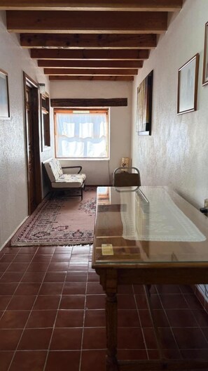 Standardværelse | Skrivebord, arbejdsområde til bærbare computere, gratis Wi-Fi