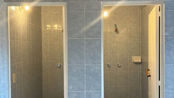 Chambre Économique | Douche de la salle de bain