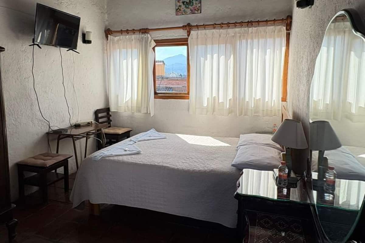 Værelse - 1 dobbeltseng | Skrivebord, arbejdsområde til bærbare computere, gratis Wi-Fi