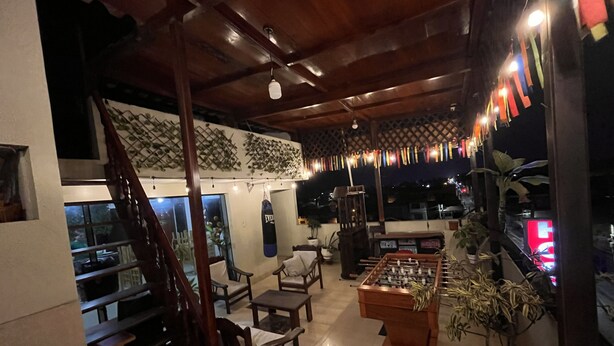A cozy indoor space with a wooden ceiling, a foosball table, and a punching bag. - hostal milagros (Chancay)