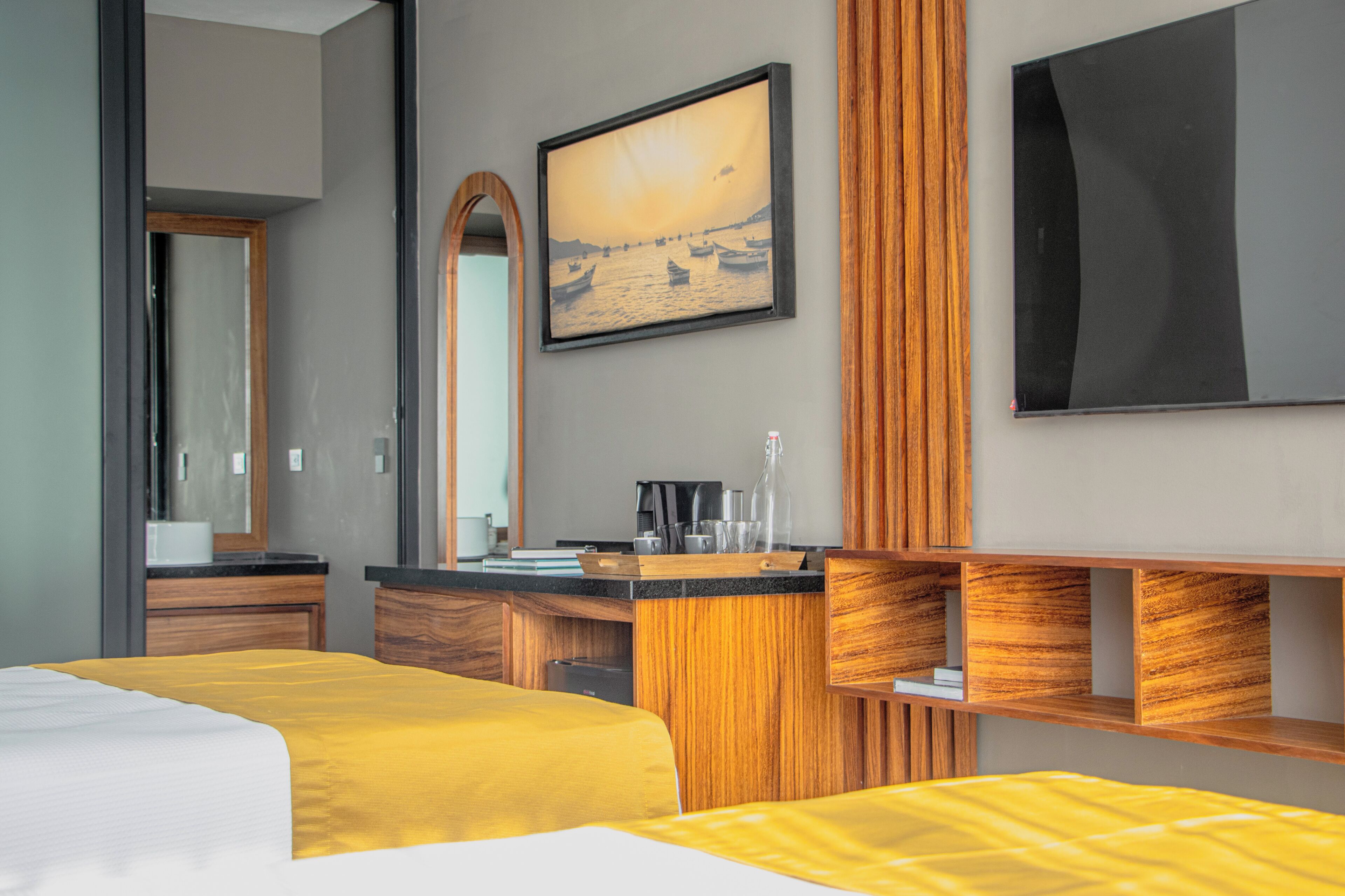 高级双床房 | 客房内保险箱、办公桌、笔记本电脑工作区、遮光窗帘