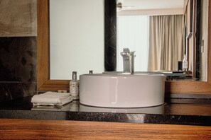 Superior Twin Room | Bathroom | Shower, hair dryer, towels, soap - Zenyt Hotel Boutique (PLAYA DEL CARMEN)