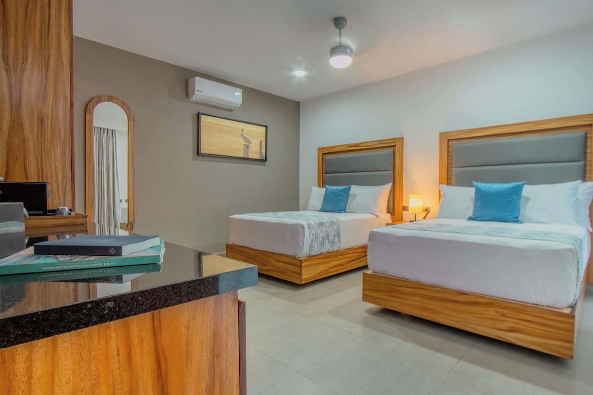 Suite familiare | Cassaforte in camera, una scrivania, postazione laptop, tende oscuranti