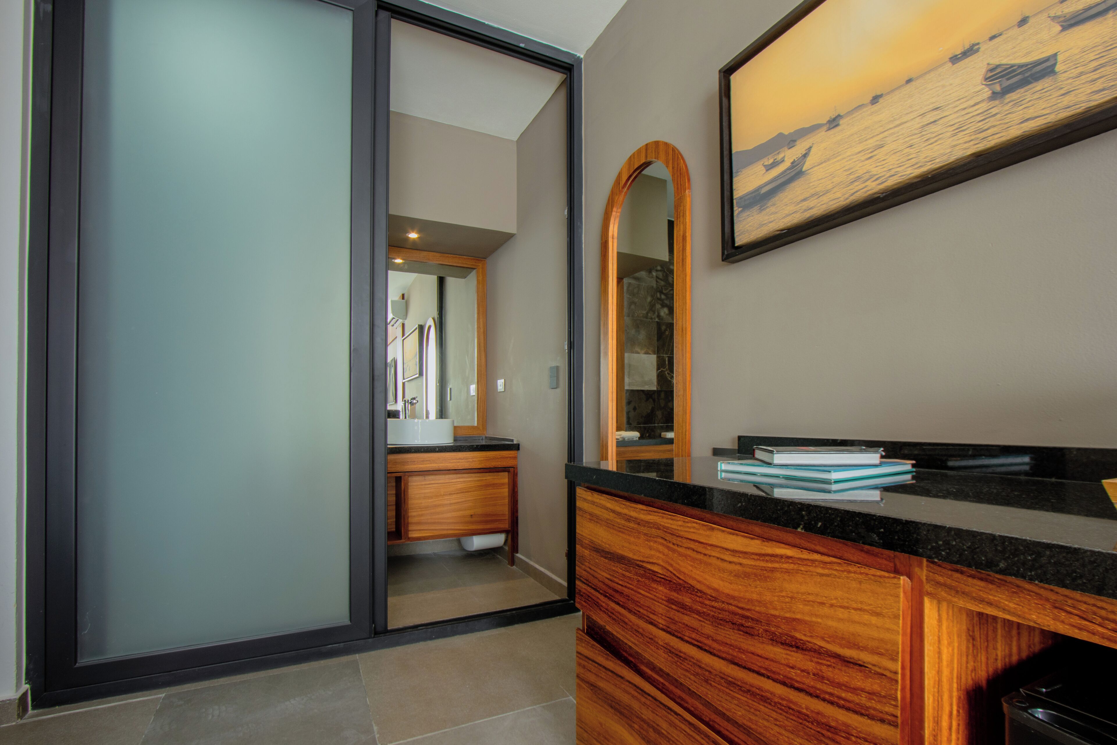 高级双床房 | 客房内保险箱、办公桌、笔记本电脑工作区、遮光窗帘