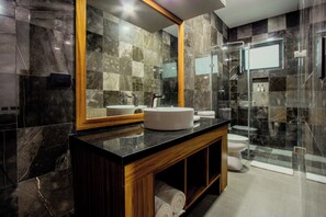 高级双人房 | 浴室 | 淋浴设施、吹风机、毛巾、肥皂