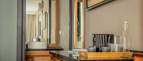 Tomannsrom – superior | Safe på rommet, skrivebord og skrivebord for bærbar PC