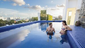 A swimming pool with a clear view of the cityscape in the background. - LF Hotel Boutique (Playa del Carmen)