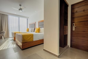 Caja de seguridad en la habitación y escritorio