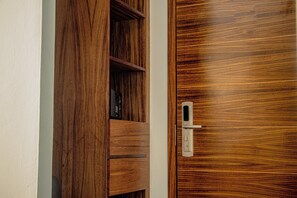 高级双床房 | 客房内保险箱、办公桌、笔记本 电脑工作区、遮光窗帘