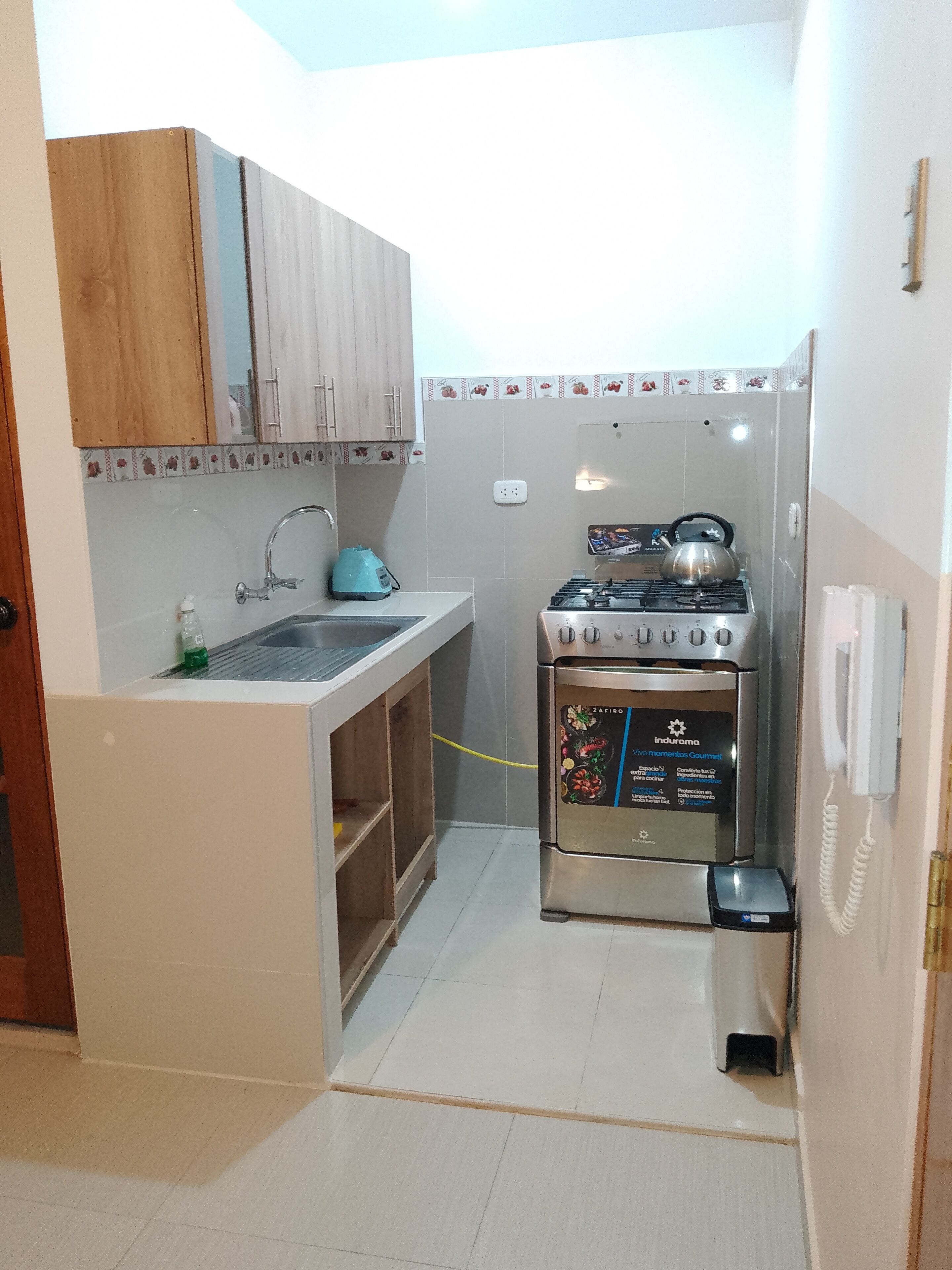 冷蔵庫、電子レンジ、食器洗い機、コーヒー / ティーメーカー