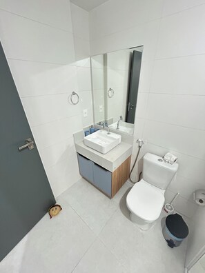 Apartment | Bathroom | Shower, towels - Melhores Flats - Conforto à beira-mar (Cabedelo)