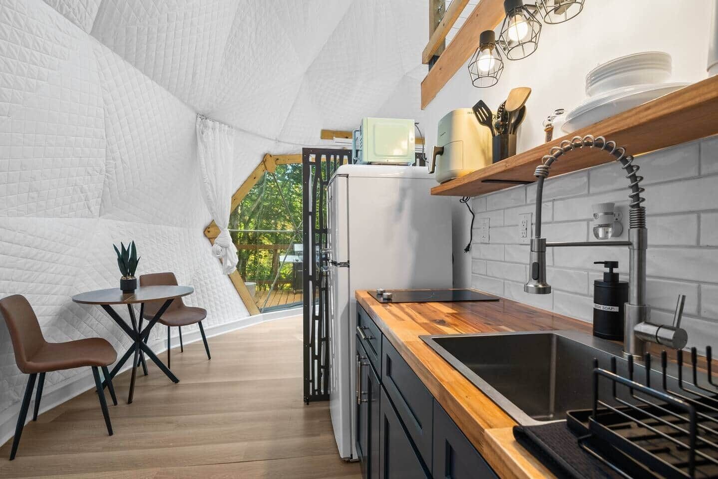 Kühlschrank, Mikrowelle, Herdplatte, Kochgeschirr/Geschirr/Besteck