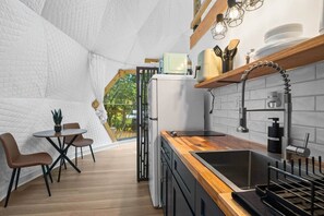 Frigorífico, microondas, placa de cocina y utensilios de cocina