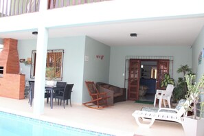Outdoor dining - Beautiful mansion with pool, barbecue area, garage, master suite, and hot tub. (Maceió)