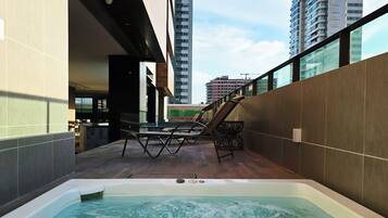 Tina de hidromasaje al aire libre