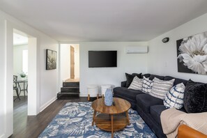 Living area - Hokie Haven on Harding (Blacksburg)