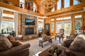 TV, video games, DVD player, books - Luxury 5BR Home with Hot Tub, Game Room and Views (Vilas)