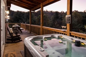 Outdoor spa tub - Luxury 5BR Home with Hot Tub, Game Room and Views (Vilas)