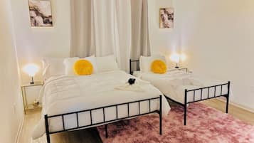 Caja de seguridad en la habitación y tabla de planchar con plancha