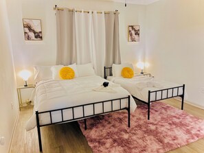 Caja de seguridad en la habitación y tabla de planchar con plancha 