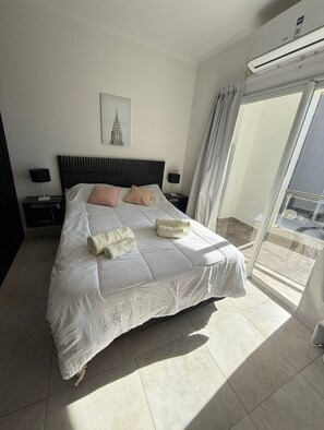 Tabla de planchar con plancha, acceso a internet y ropa de cama 