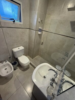 淋浴設備、風筒、坐浴桶、提供毛巾