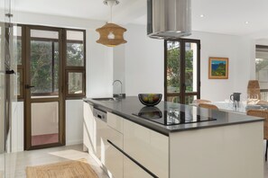 Fridge, microwave, oven, stovetop - Baía II – Elegance and Comfort (Funchal)