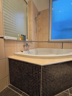 Shower, hair dryer, towels, soap - Cozy loft in Duisburg directly at the U79, main station / fast in DUS (Duisburg)