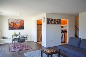 Living area - Spacious 3-bedroom apartment in Hillsborough with AC and gym (Edison)