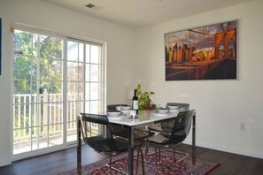 Dining - Spacious 3-bedroom apartment in Hillsborough with AC and gym (Edison)