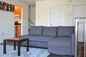 Living area - Spacious 3-bedroom apartment in Hillsborough with AC and gym (Edison)