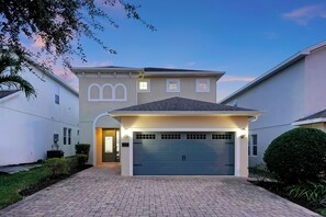 Exterior - A cozy luxury home with private pool and home theater near Disney. (Kissimmee)