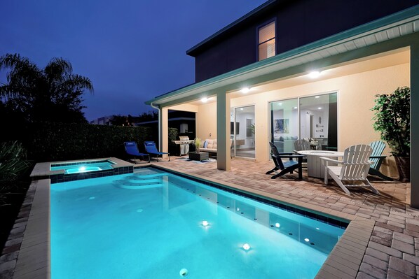 A heated pool - A cozy luxury home with private pool and home theater near Disney. (Kissimmee)