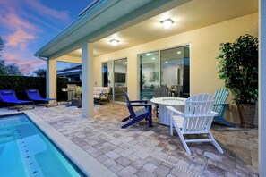 Outdoor dining - A cozy luxury home with private pool and home theater near Disney. (Kissimmee)