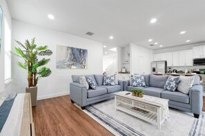 Smart TV, table football, books - A cozy luxury home with private pool and home theater near Disney. (Kissimmee)