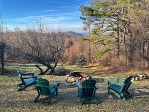 Property grounds - Mountain View Log Cabin - Cozy cabin in the Blue Ridge Mountains- New Property! (Stanley)