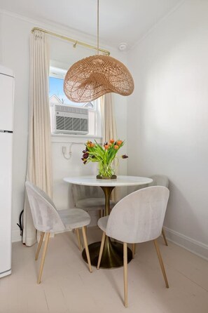 Dining - New • Walk to MUSC in 5 Minutes • Chic Downtown Stay (Charleston)