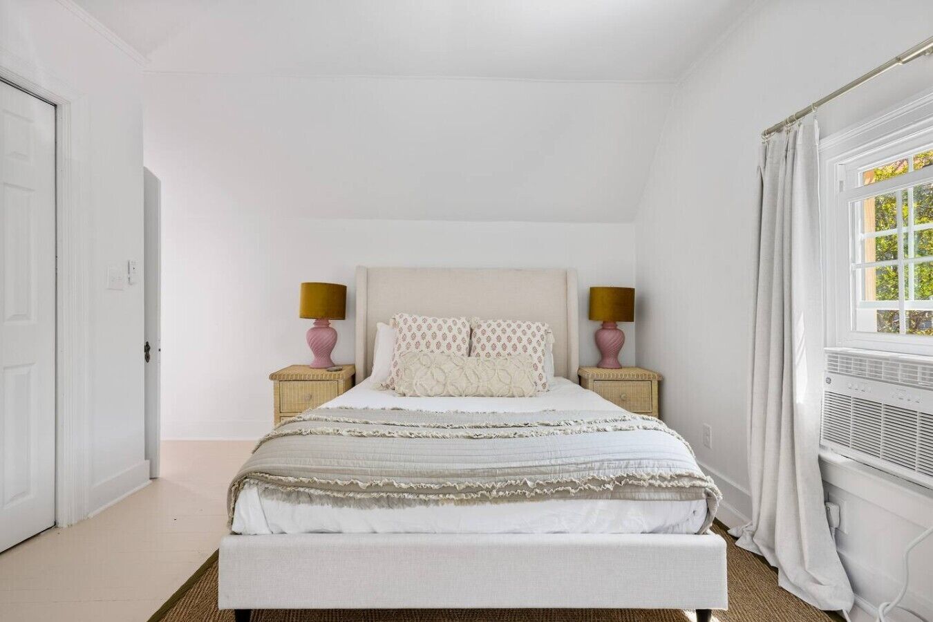 Desk, WiFi, bed sheets