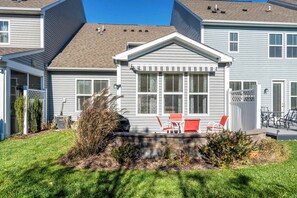 Outdoor dining - Old Canal Getaway, Stay for 6 (Millville)