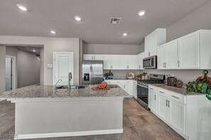 Private kitchen - Mountain-View Oasis — Private Rooms for Rent (Las Vegas)