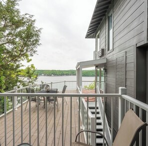 Outdoor dining - Ozarks 6BR Getaway — Perfect for Groups & Families (Osage Beach)