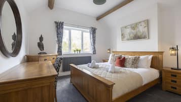 Skrivebord, strykejern/-brett, wi-fi (inkludert) og sengetøy